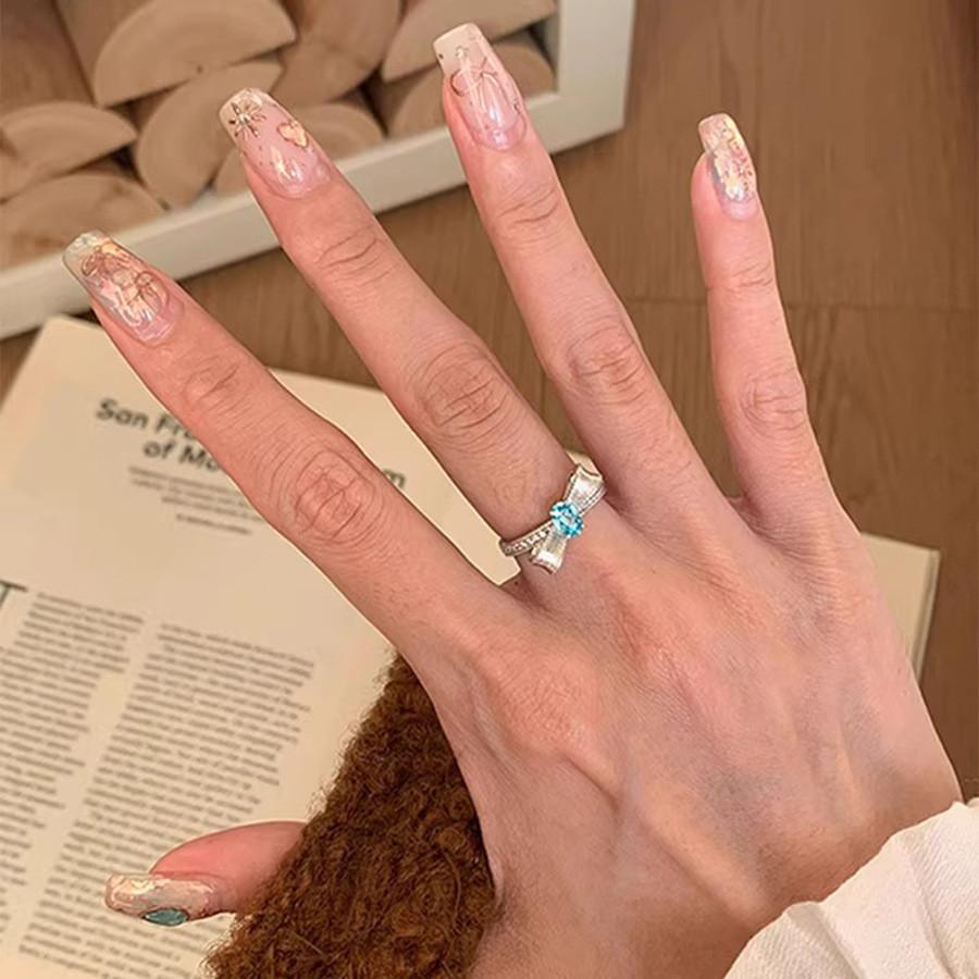 Eleganter Meeresblauer Schleifenring für Damen mit einzigartigem Design und atemberaubenden Zirkonia-Akzenten