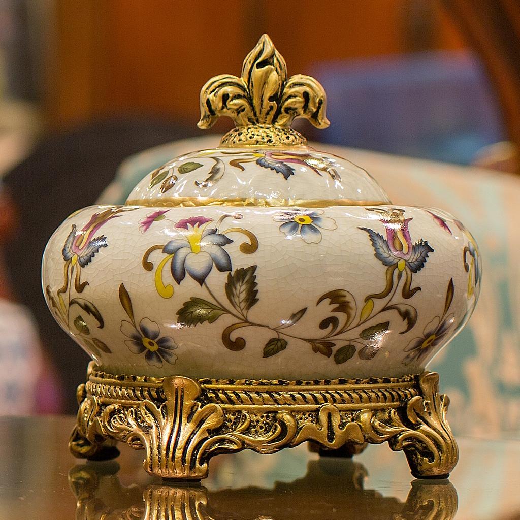 European Style Ashtray with Lid Handicrafts Ornaments Ceramic Vintage Home Decoration Box Storage Jar