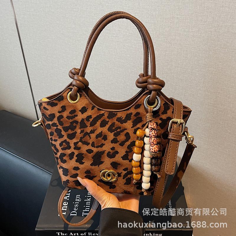 Premium sense retro small bag women 2025 new fashion versatile messenger bag exquisite super fire handbag bucket bag