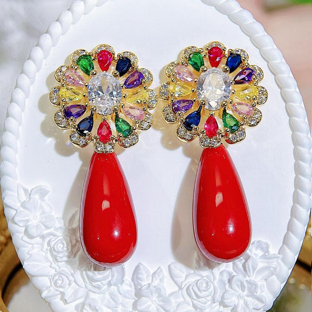 Boucles d'oreilles florales CMM vibrantes multicolores en zircone cubique dorées ornées de superbes gouttes vertes en forme de larme Une déclaration de mode pour chaque occasion