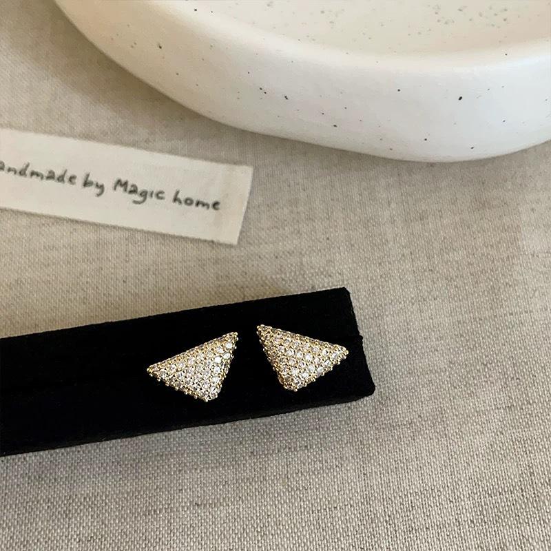High-end full diamond three-dimensional triangular stud earrings women's light luxury retro elegance fashion temperament versatile earrings earrings
