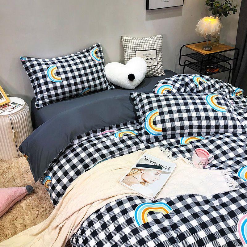 Modrý kostkovaný jahodový medvěd Čtyřdílný povlak na přikrývku Prostěradlo pro ubytovnu Třídílné povlečení