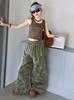 Dívčí americký styl: Vesta a široké kalhoty s maskáčovým vzorem - Trendy letní outfit pro street dance s krajkovým přehozem.