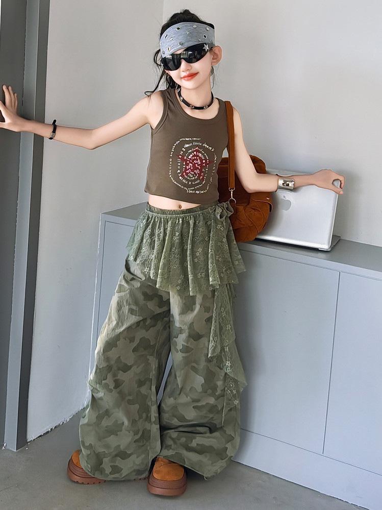 Dívčí americký styl: Vesta a široké kalhoty s maskáčovým vzorem - Trendy letní outfit pro street dance s krajkovým přehozem.