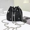 Neue trendige und stilvolle Handtasche für Damen, strukturierte Diamant-Umhängetasche, modische Kettentasche, diagonale Wassereimer-Tasche