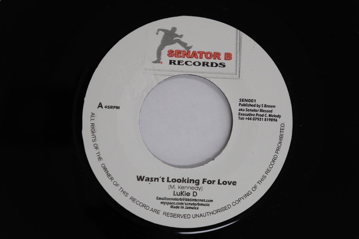 

7-дюймовая пластинка LUKIE D / BUNNY LYE LYE - Не искал любви / Сладкая для SEN001 SENATOR B Великобритания Регги, Ска и Даб Б/У