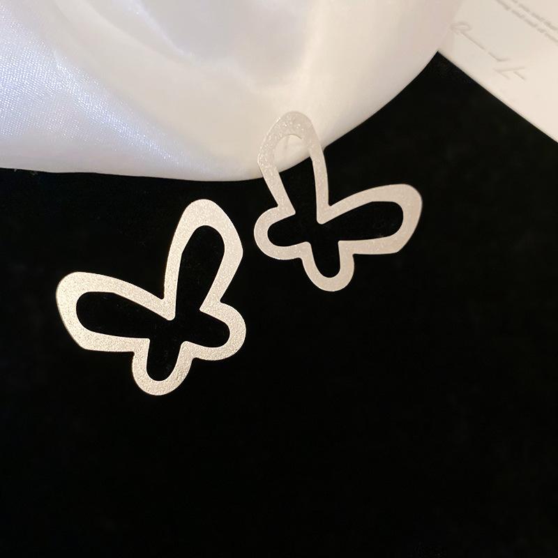 Metal wind pleated round geometric beanie stud earrings temperament earrings European and American earrings women