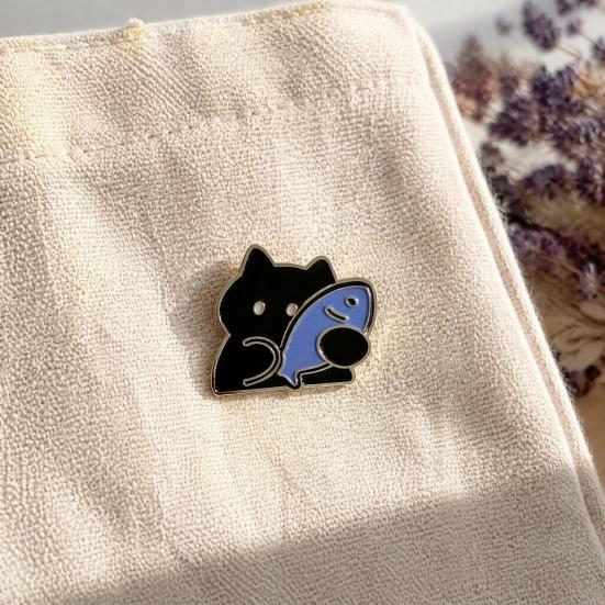 Kitten Hugging Fish Pin Holding Cartoon Cat Brooch, Enamel Alloy Badge Pin, Animal Lapel Pins Clothing Accessories for Backpacks Hats Scarves Jackets