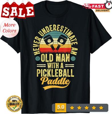 2025/Ne sous-estimez jamais un vieil homme avec une raquette de pickleball T-shirt unisexe T-shirt unisexe