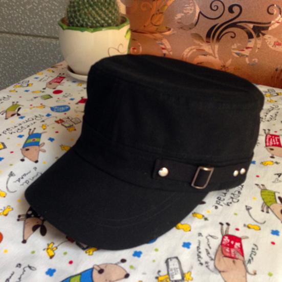 Unisex-Baseballkappe aus gewaschener Baumwolle mit flachem Oberteil, verstellbar, mit Druckknopfverschluss hinten.