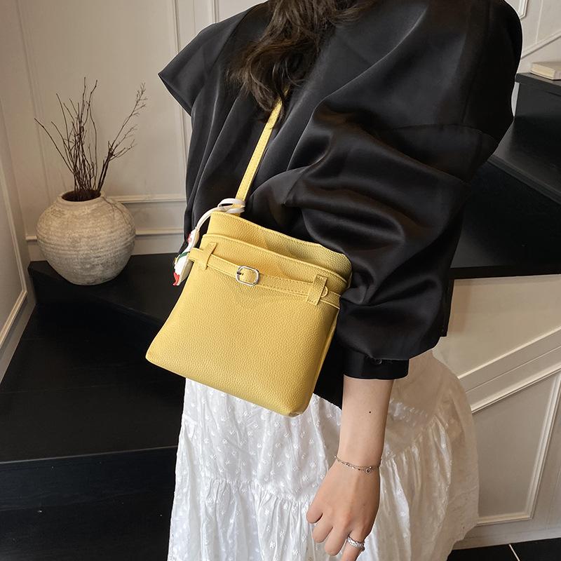 Versatile commuter lychee pattern bucket bag women's spring summer new commuter shoulder messenger mobile phone bag tide