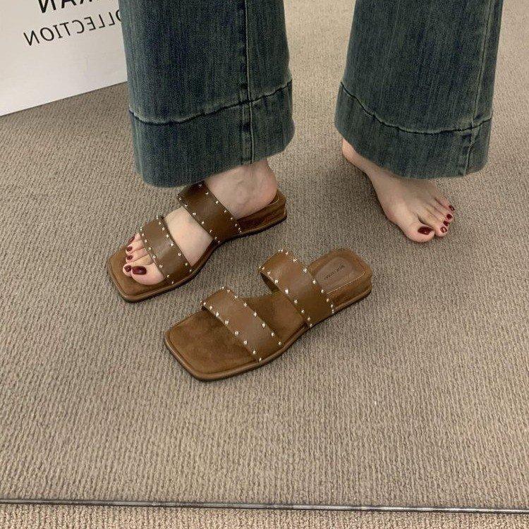 

[Youshilai] Retro vacation wind slope and Roman one-word slippers summer versatile rivets cool slippers women 40