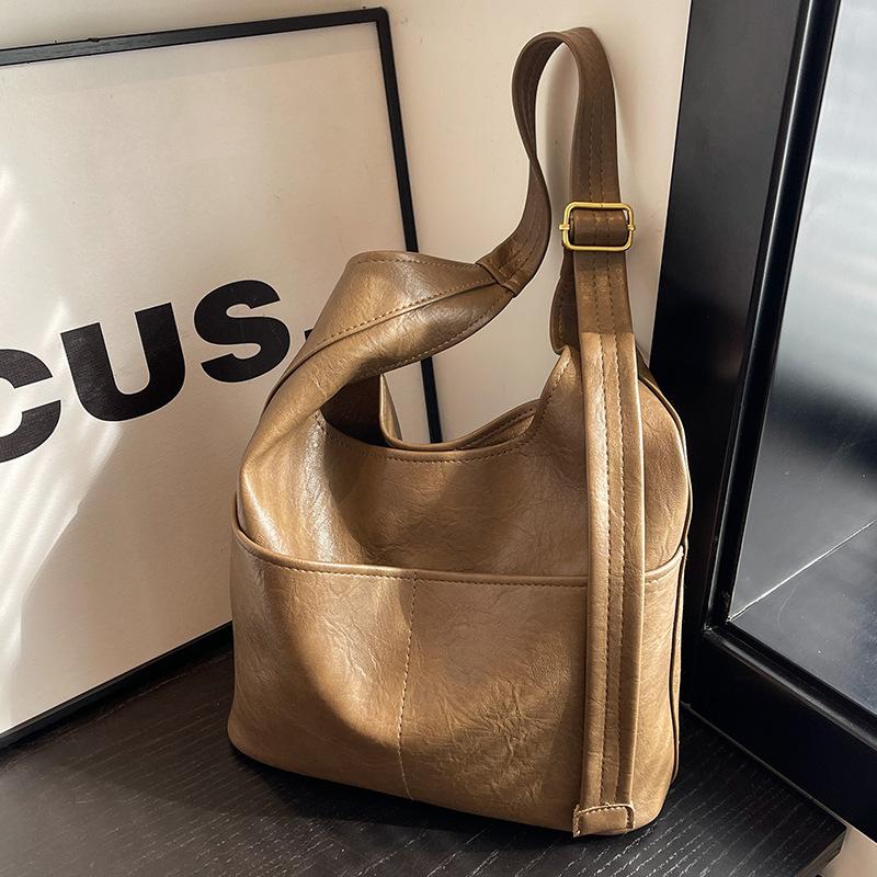 

Large capacity bag autumn and winter versatile 2024 new retro shoulder crossbody bucket bag Maillard commuter tote bag