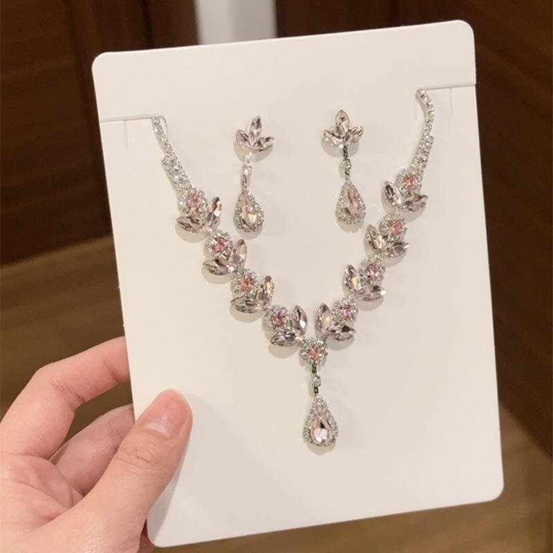 Diamond-encrusted flower stud earrings necklace, sweet and elegant temperament, versatile jewelry set, light luxury and high-end jewelry.