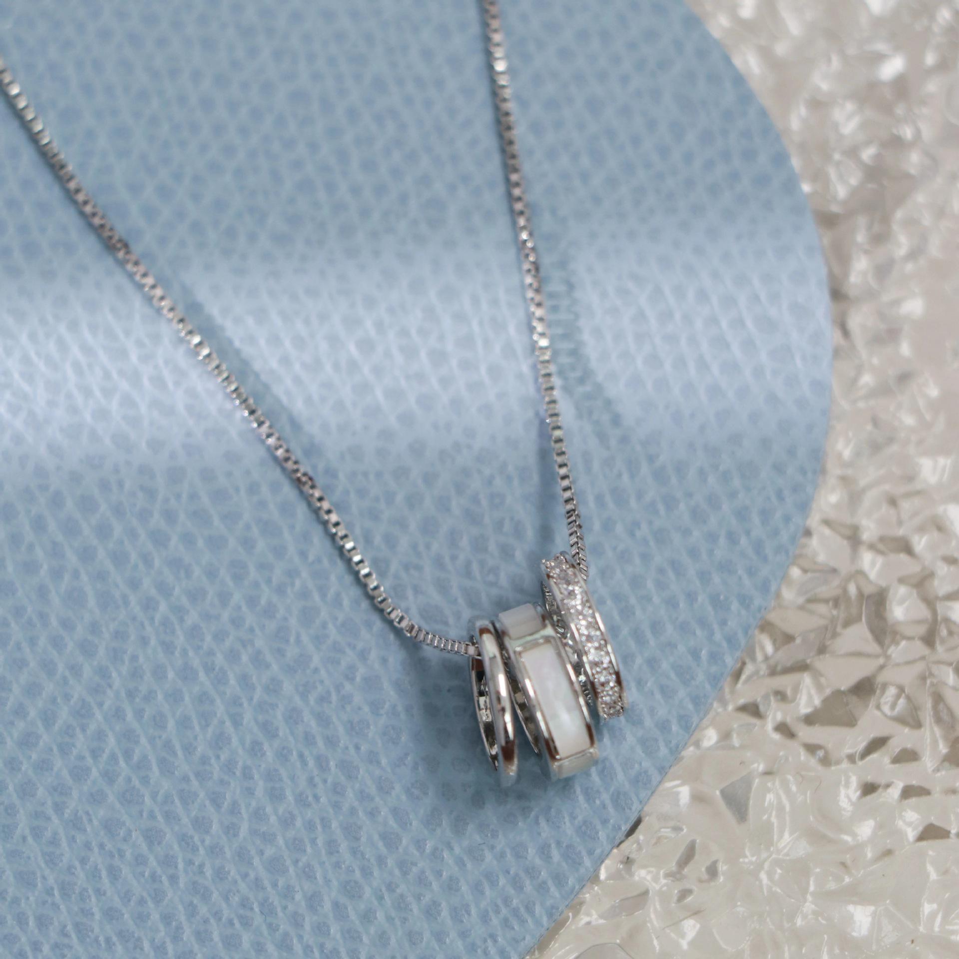 

Interlocking Shell Inlaid Clavicle Chain Necklace