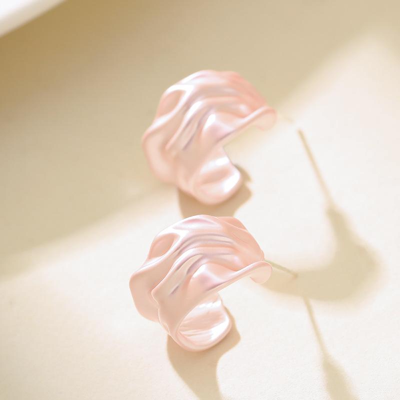 Korean version of fashion temperament resort style macaron C-shaped stud earrings light luxury simple high-end commuter earrings