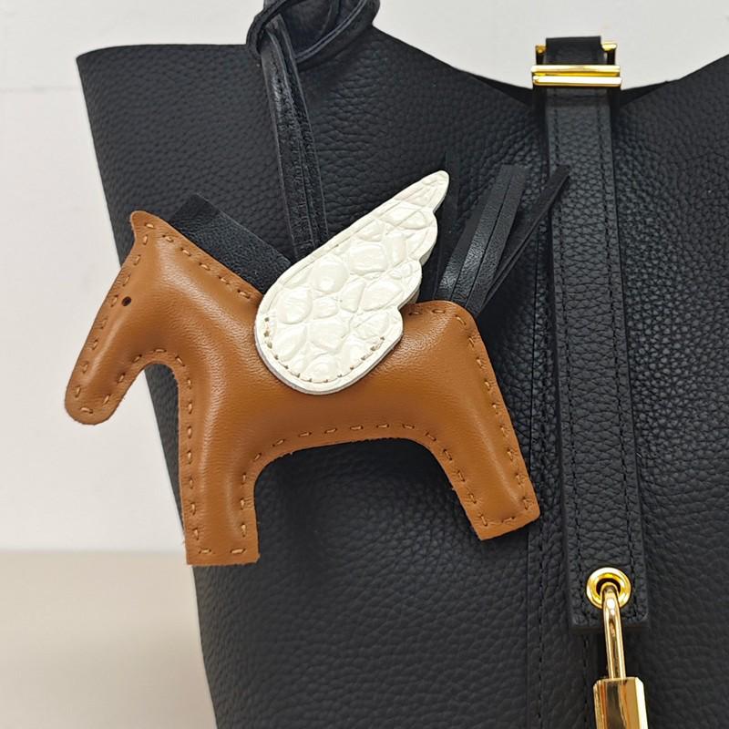 Håndsømmet Ekte Skinn Pony Veskeanheng - Søtt Lammeskinn Flygende Hest Design