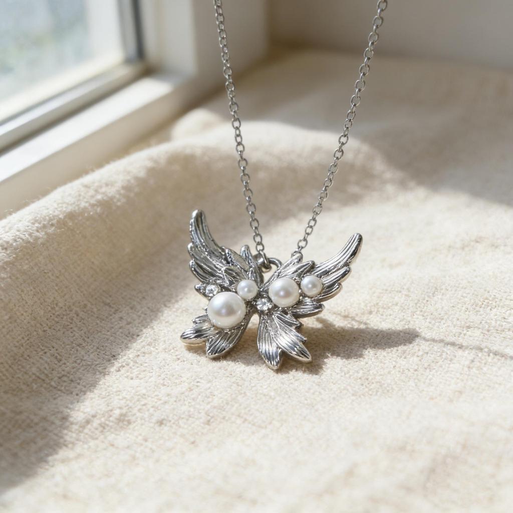 Butterfly Pearl Choker Necklace with Luxurious Feel
