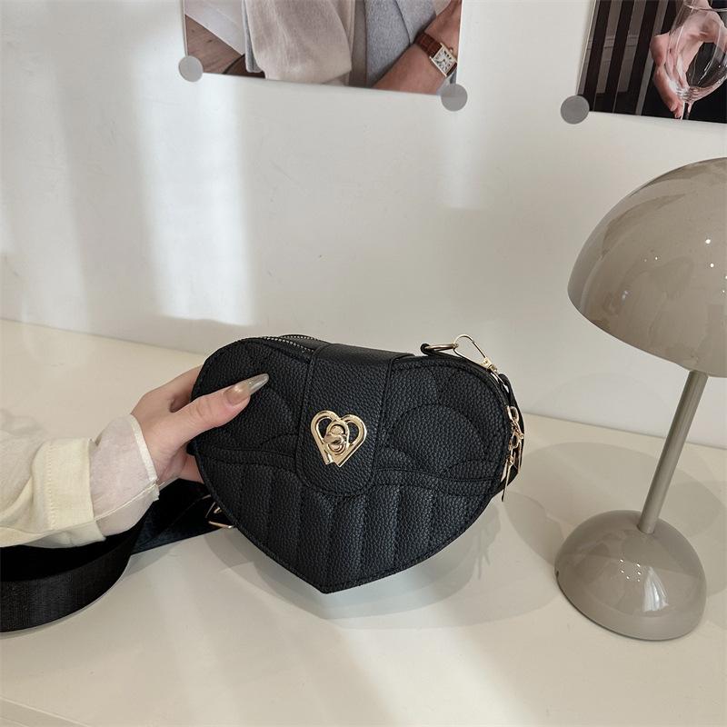

Модная и в зарубежном стиле сумка через плечо в форме сердца, женская нишевая дизайнерская универсальная личностная трендовая однотонная высококлассная сумка-мессенджер чёрный