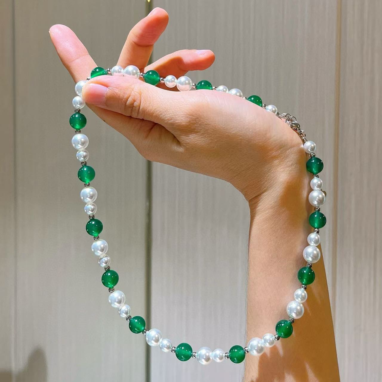 

Классическое женское ожерелье из натурального пресноводного белого жемчуга с нефритовым ожерельем, короткое ожерелье с блестящим цирконом и круглой жемчужиной 50cm белый