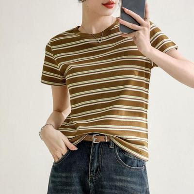 T-shirt Nicho de Gola Redonda Texturizada de Manga Curta para Mulheres 2024 Primavera e Verão Novo Estilo Ombro Direito Slim Listrada Pulôver Top
