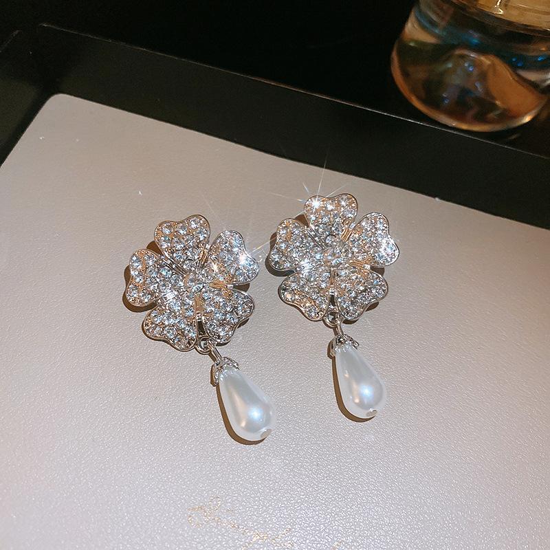 Diamond-encrusted flower artificial pearl bracelet, earrings, necklace set, fashionable light luxury collarbone chain, niche high-end jewelry