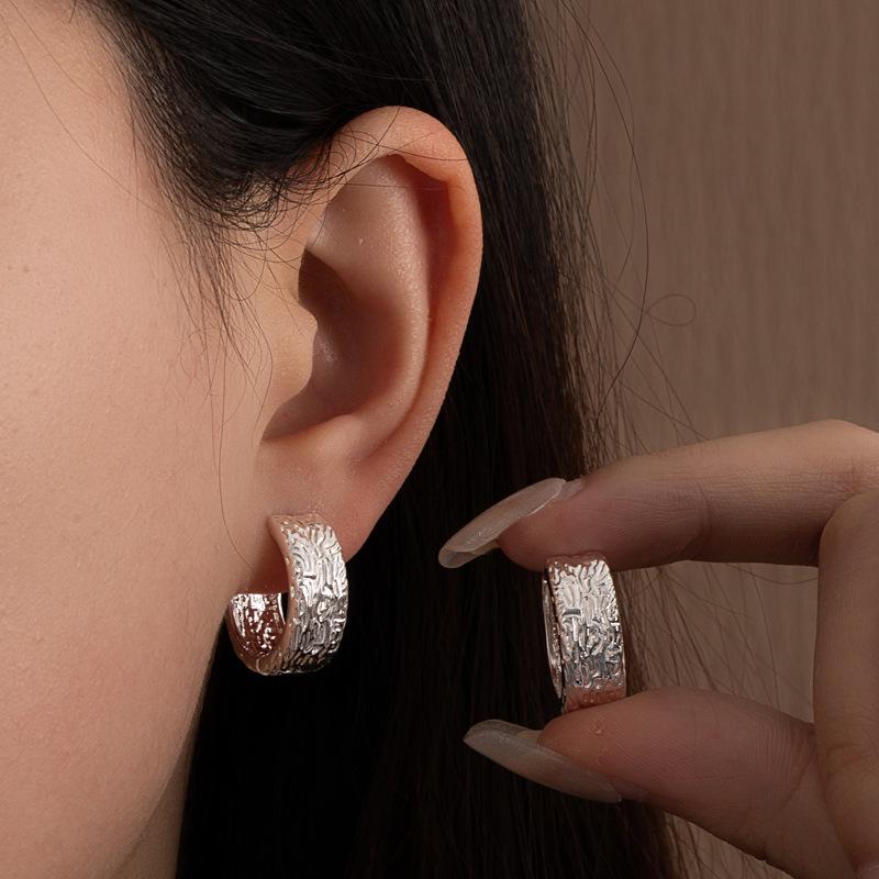 Silver Needle Geometric Heart Hoop Earrings - Retro & High-End Style for a Bold Look