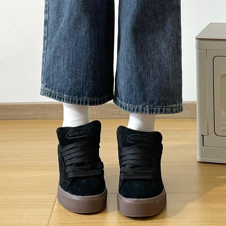 2025 Autumn New Retro Black High-value Low-top Board Shoes Women's Ins Trendy Flip Fur Versatile Casual Shoes