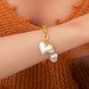 Ein modisches vielseitiges Armband mit Imitation Perlen und barockem Herz | Elegant 18K Goldplattiert, 304 Edelstahl