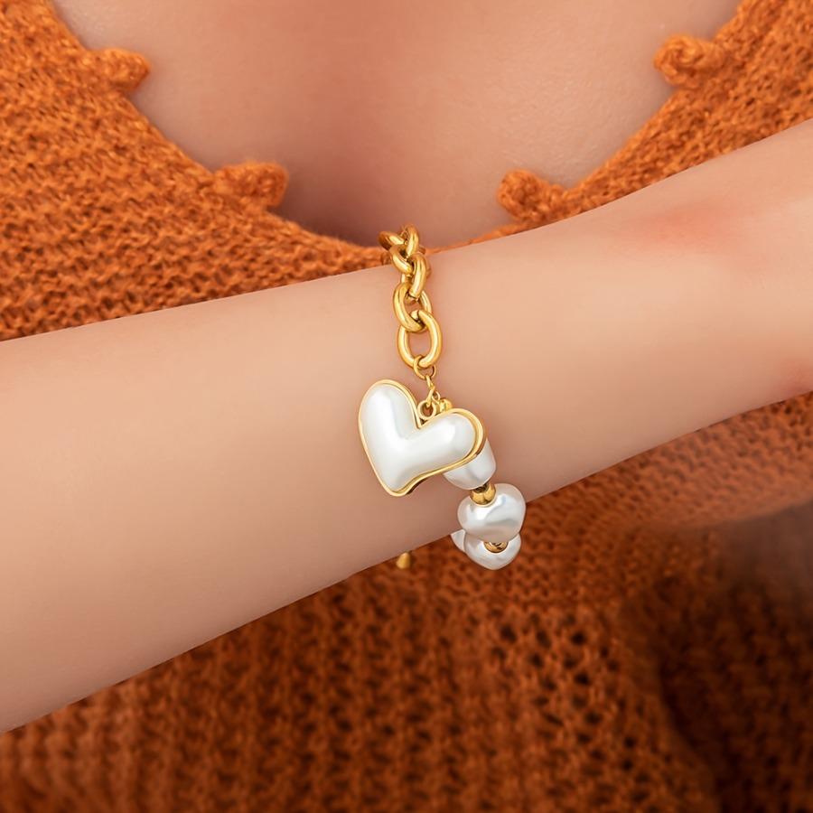 Ein modisches vielseitiges Armband mit Imitation Perlen und barockem Herz | Elegant 18K Goldplattiert, 304 Edelstahl