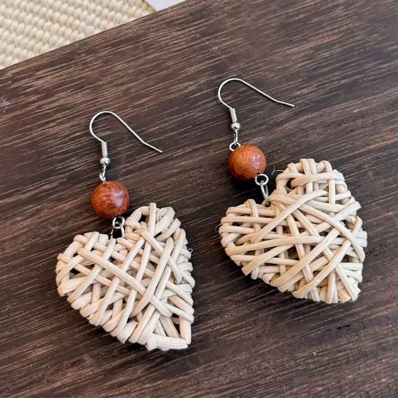 Boucles d'oreilles bohèmes en bambou rotin et pompons de coquillages pour femmes