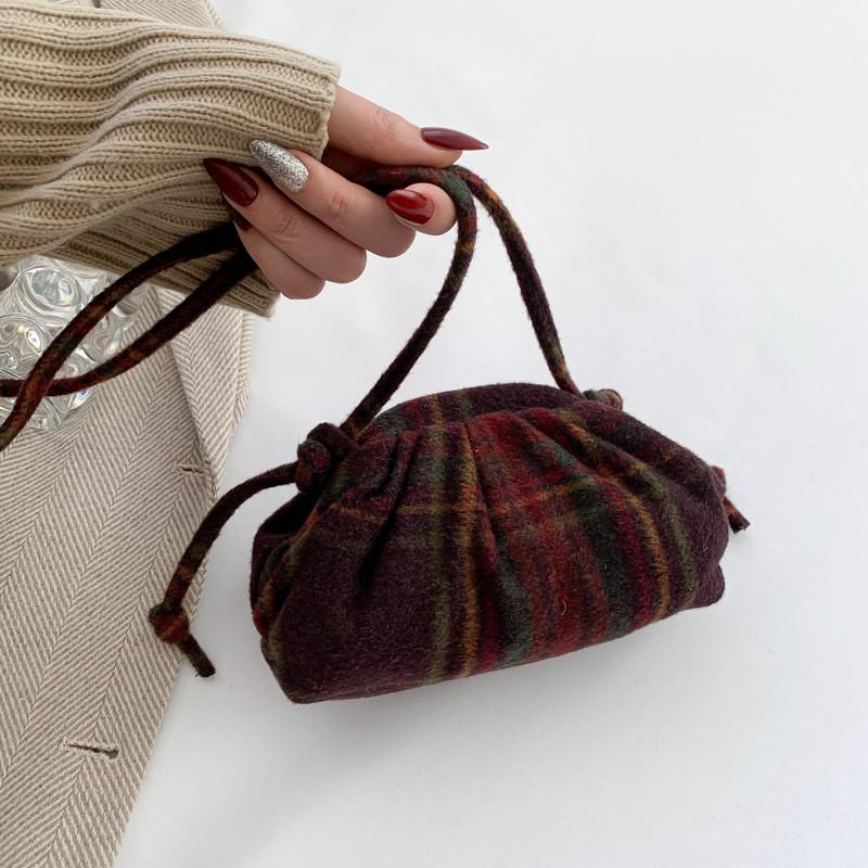 Retro Pleated Mini Shoulder Bag Women s 2023 New Winter Color-block Wool Single Shoulder Bag красный