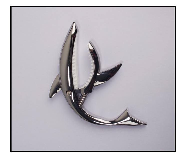Shark Capo: Zinc Alloy Transposition Capo for Folk Guitar with Flannel Bag Packaging.
