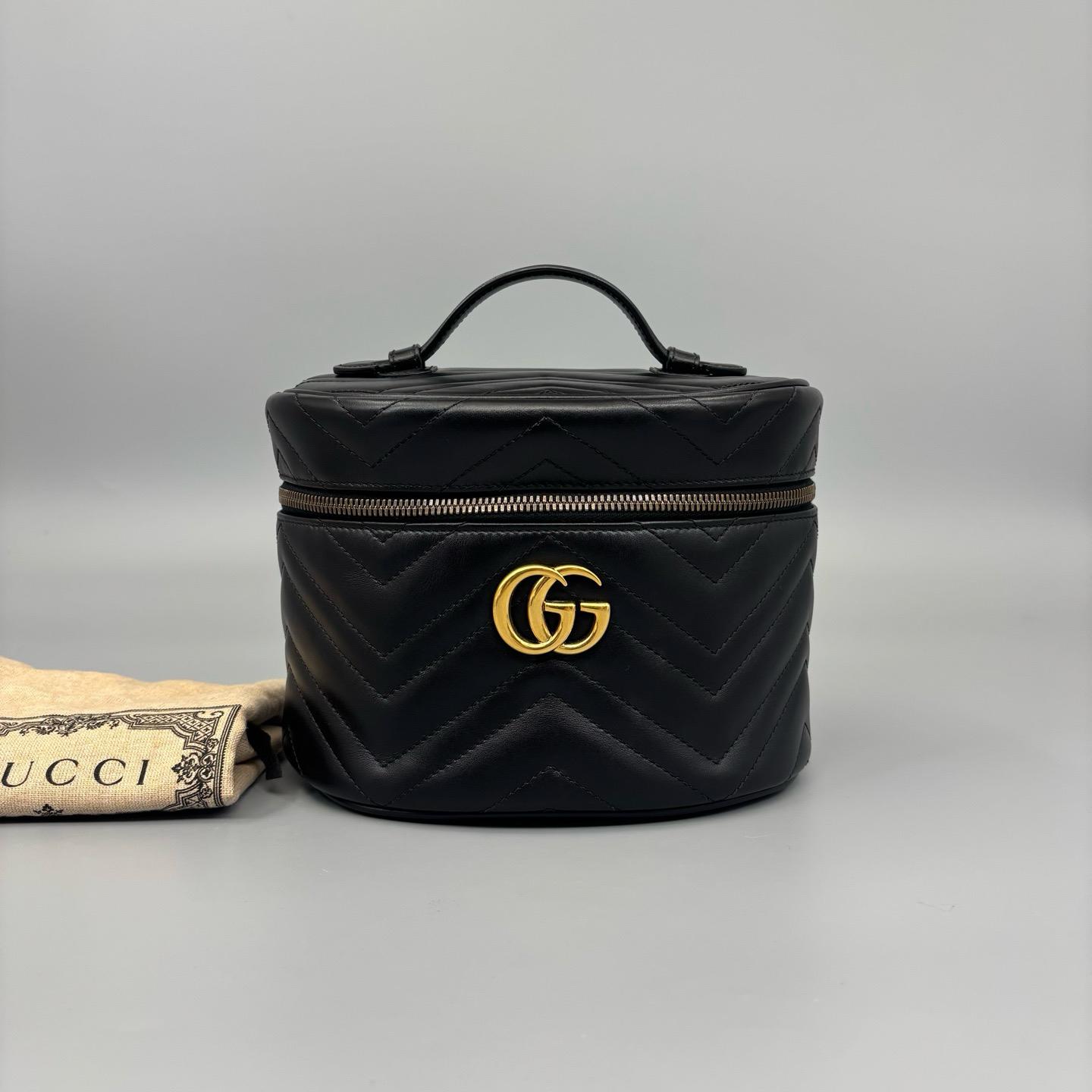 [Pre-Owned] GG Marmont Series Logo Quilted Leather Makeup Bag - Excellent #IMO9UE ONE SIZE