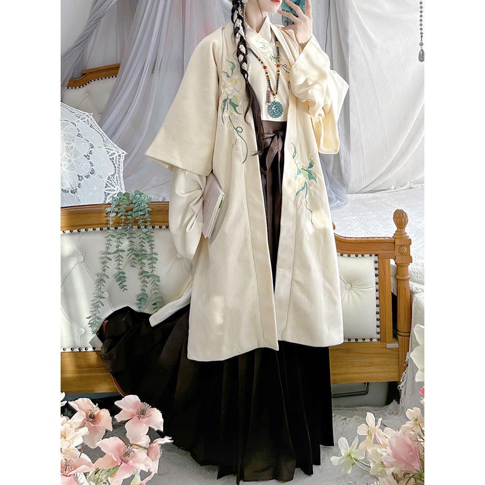 Hanfu im chinesischen Song-Dynastie-Stil, modifizierter langer Bei Zi und verdickter Faltenrock für den Alltag