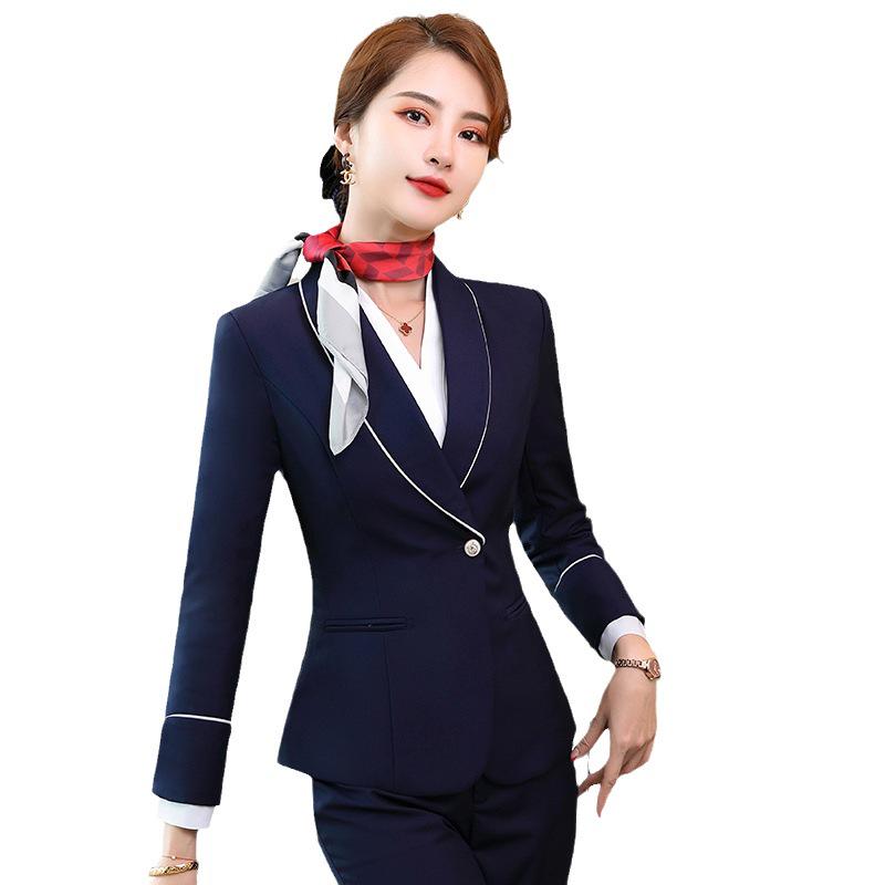 Damprofessionell uniformsuppsättning för flygbolag, tågvärdar och hotellreception.