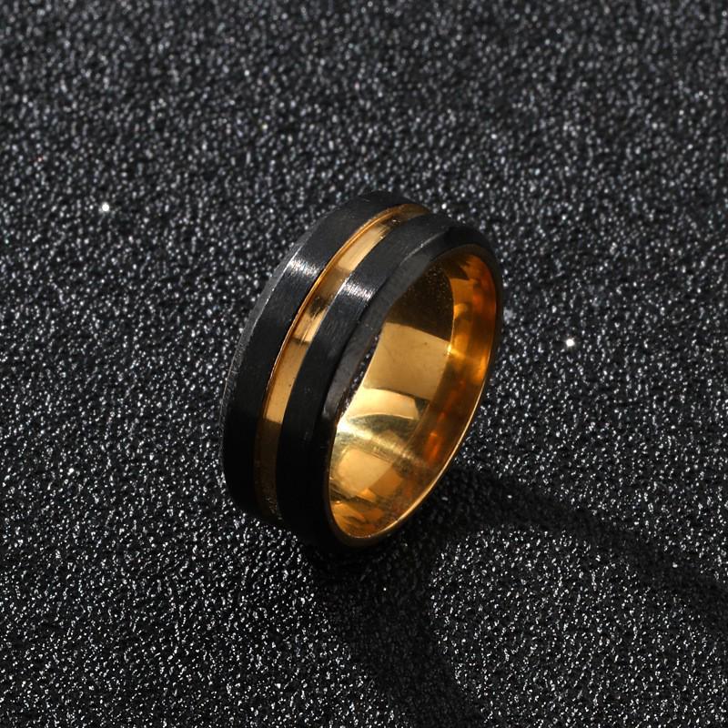 Modisches Herren-Titanstahl-Ringset mit Holzmaserung: Schwarz, Gold und mattierter Edelstahl, nicht verblassend.