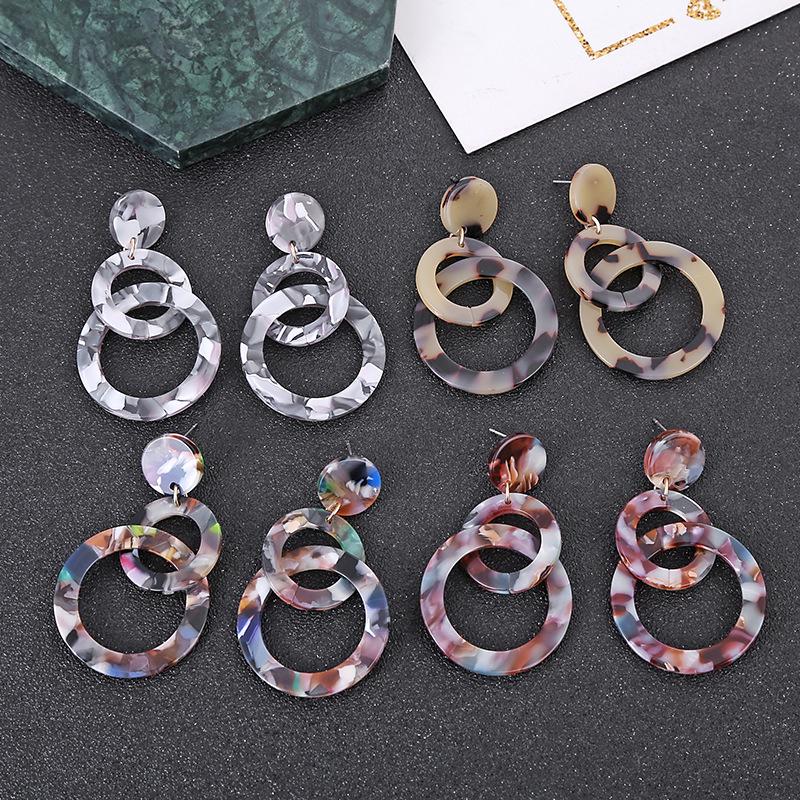 Nouvelles boucles d'oreilles acryliques double cercle imprimé léopard coloré avec boucles d'oreilles de personnalité européenne et américaine exagérée