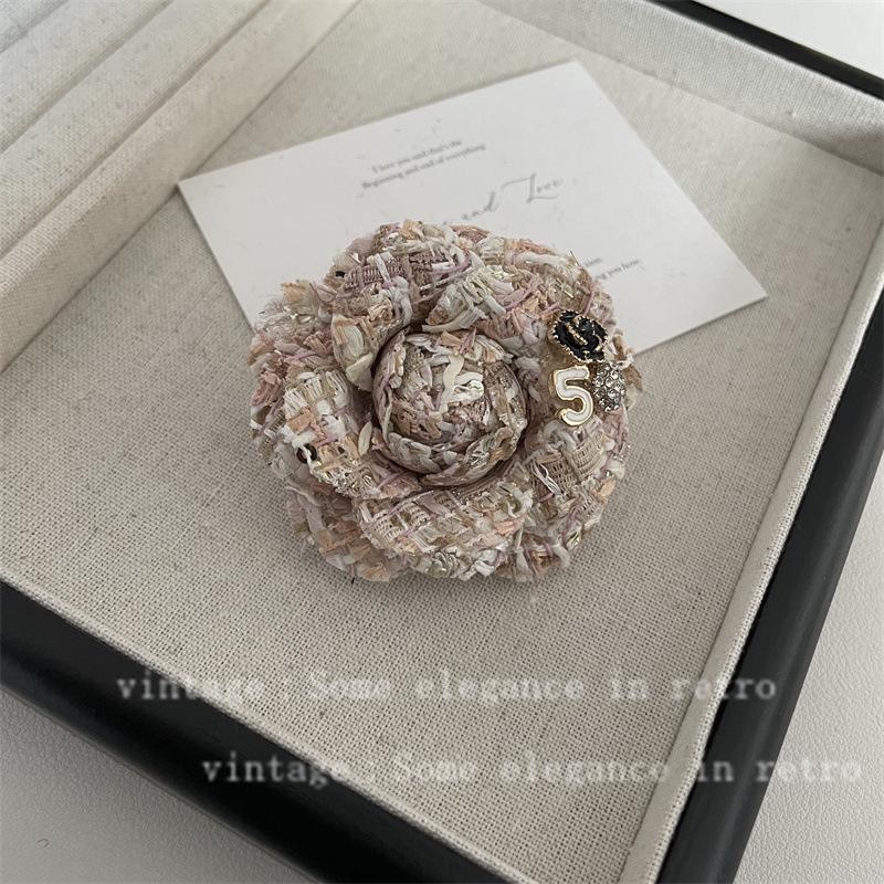 Fashion Medieval Brooch Pin Niche Vintage Camellia Pearl Brooch Light Luxury High-End Small Fragrant Style Brooch Female