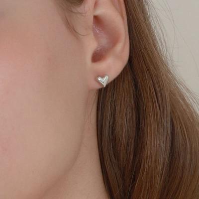 Moins c'est plus boucle d'oreille cœur dessin argent
