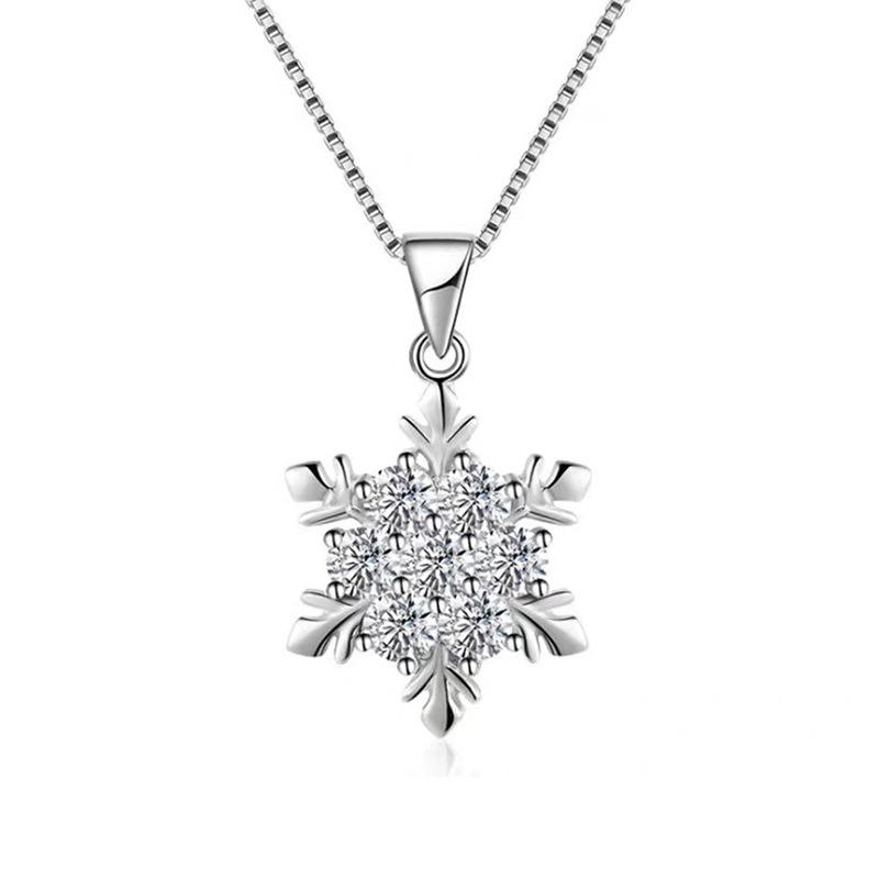 The Snowflake Pendant Necklace Is Fashionable and Elegant, with A Unique Diamond-encrusted Design