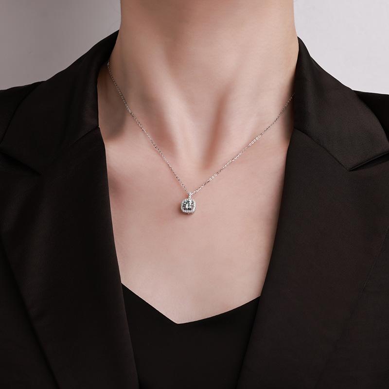 Korean Version of Light Luxury Micro-inlaid Super Flash Moissanite Pendant, Advanced Design Sense, Creative Temperament, Collarbone Chain