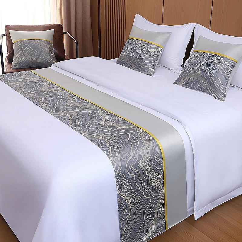 Nordischer Stil High-End Bettfahne Langer Streifen Farbblockiertes Bettende Handtuch Kissenbezug Glatte Satintextur für Haus Hotel Dekoration