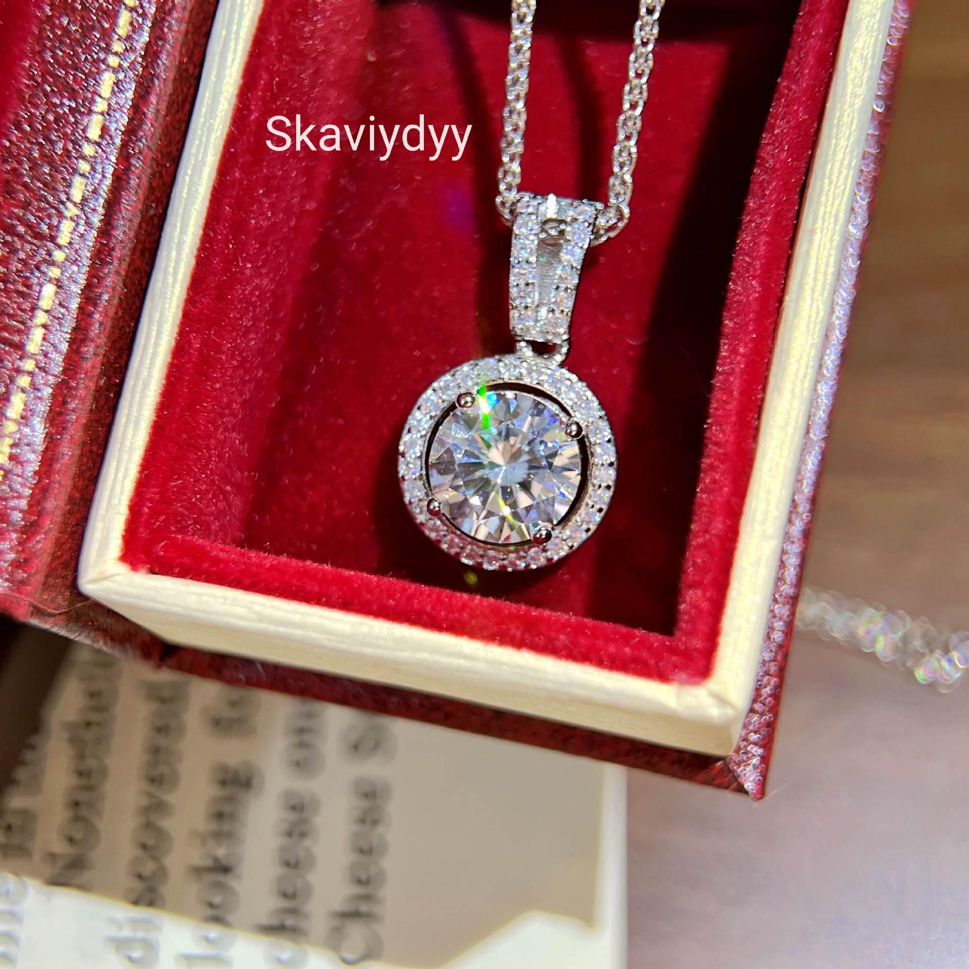 

Versatile 3-Carat Faux Moissanite Pendant with Diamond Circle Clavicle Chain