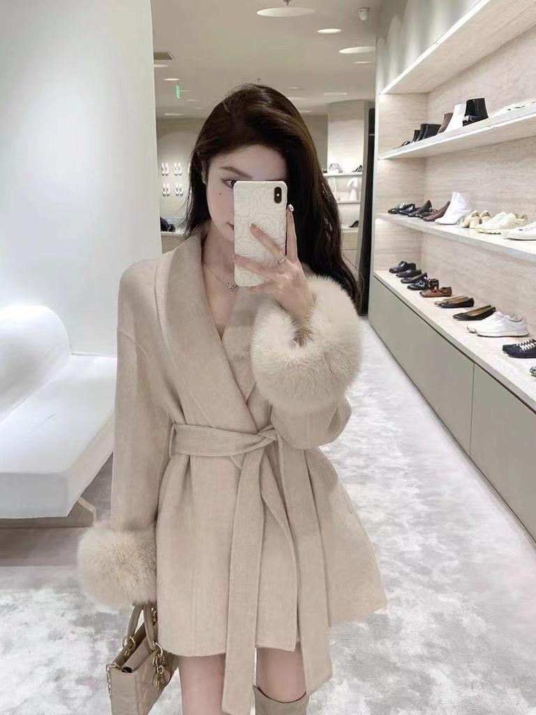 Elegant Women's Wool Cardigan Coat with Apricot, Fur-Trimmed Detail and Waist Cinching – Perfect for Autumn and Winter.