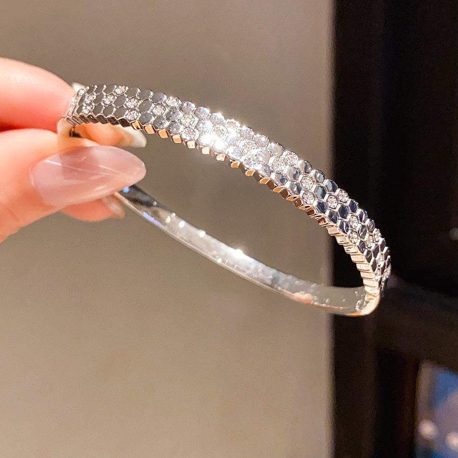 Elegantes geometrisches Zirkonarmband, vergoldet: Hochwertiger, vielseitiger und stilvoller Handschmuck für Damen
