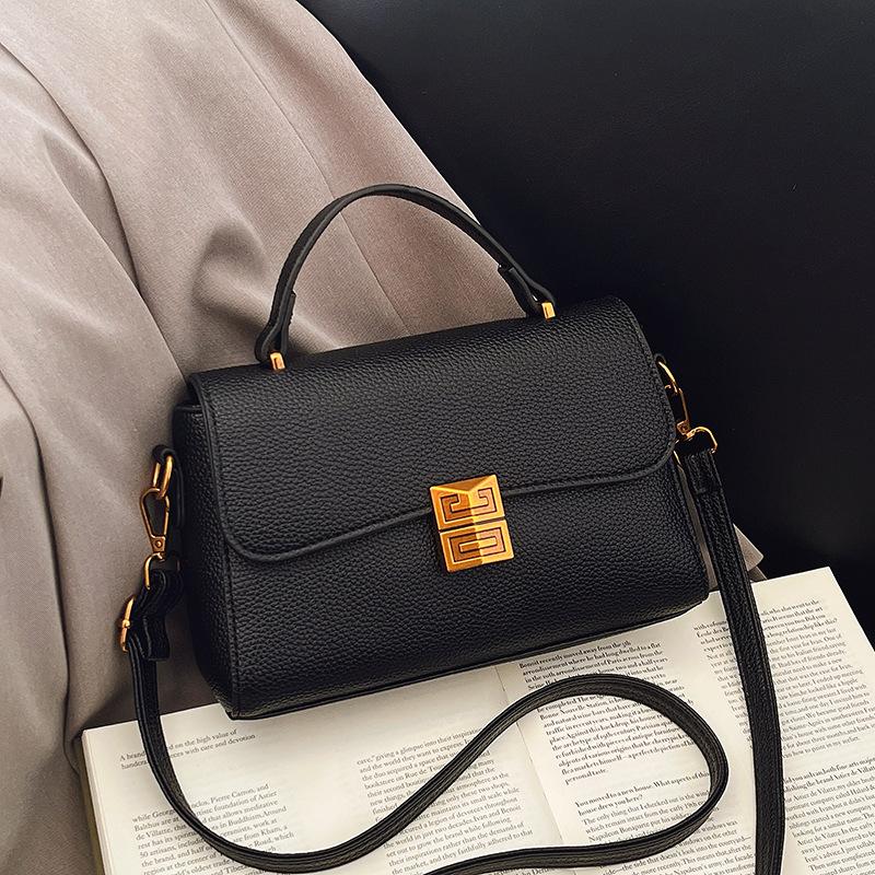 Super fire small bag women's 2025 new spring and summer niche design fashion messenger bag Korean version portable small square bag