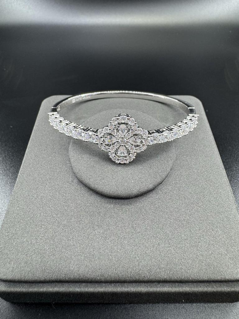 Luxury Diamond Four-Leaf Clover Bracelet - Elegant Valentine's Day Gift