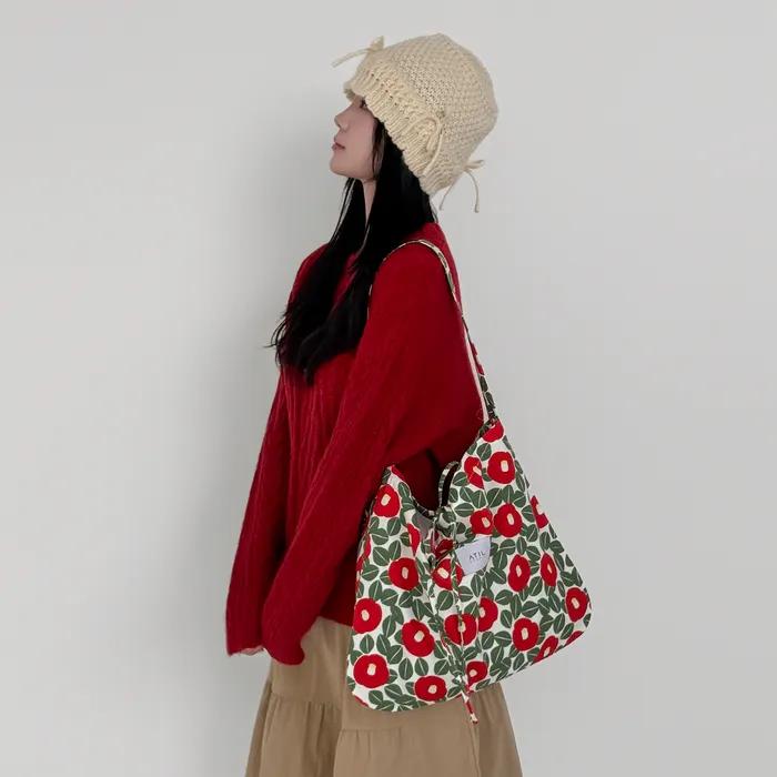 This Season's Oxford Graphic Shoulder Bag _ [Red Camellia]