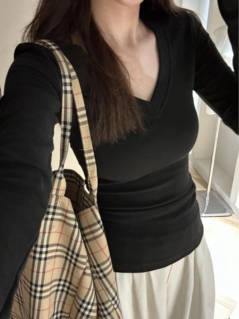 Korean Style Spicy V-neck Slimming Long Sleeve T-shirt for Women - Flattering, Age-Reducing Base Layer for Spring, Autumn, Winter.